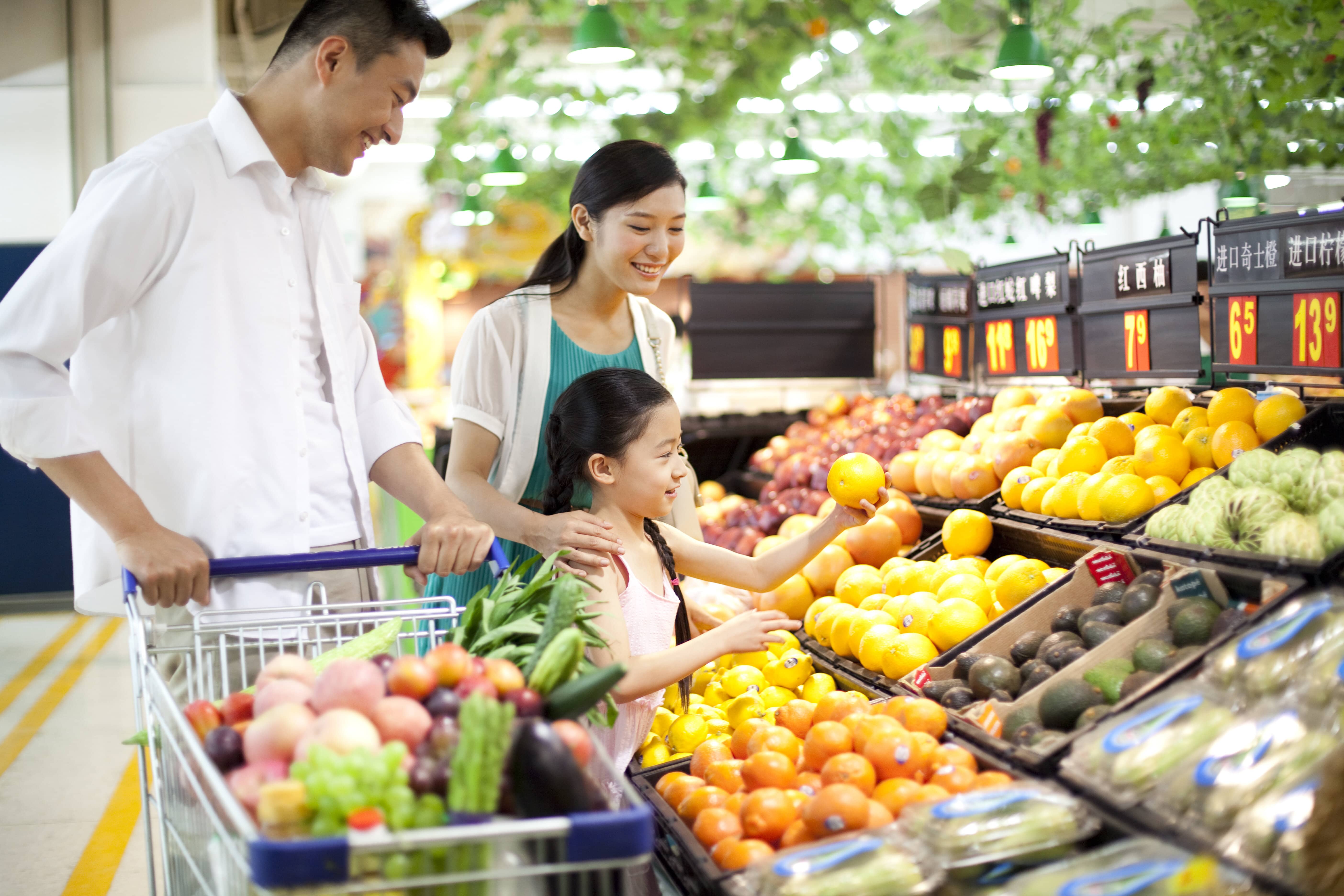 family-shopping-in-supermarket